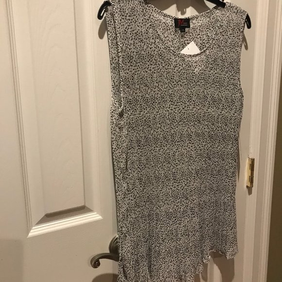 NWT- Nice polka dot pull over sleeveless top.  Pleated camisole blouse. - Picture 4 of 10